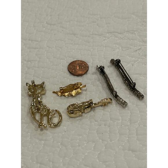 Lot 8 VTG Brooches Pins Cameo Violin Cat Leaf Rhinestone Lucky Horseshoe Event - Picture 6 of 9
